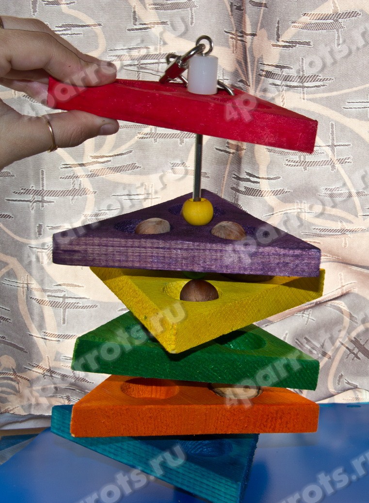фото игрушки для попугая с орехами