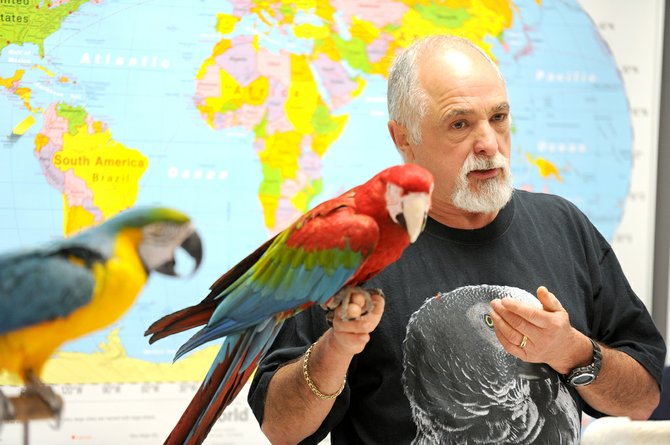 Терри Траммелл и его попугаи