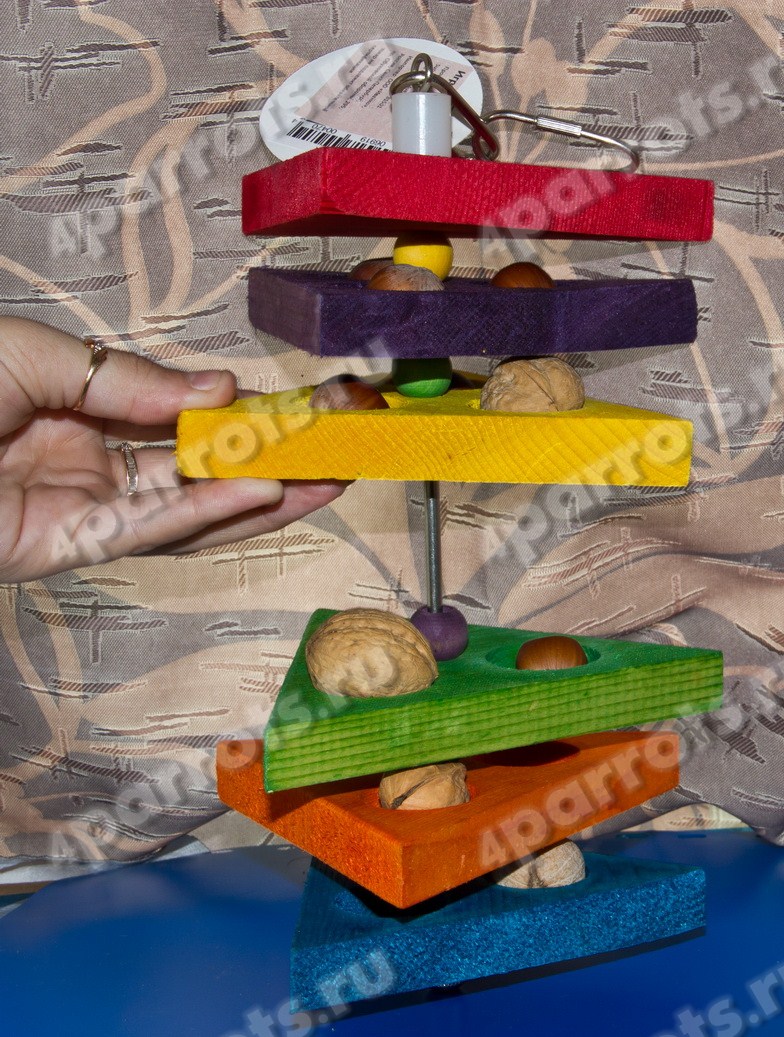 фото игрушки для попугая с орехами