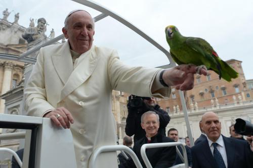 Папа Римский и амазон Аморе