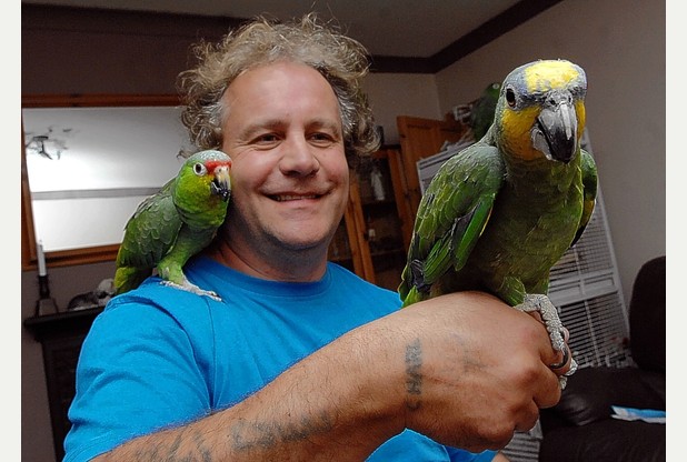 Чезз Мартин и его попугаи