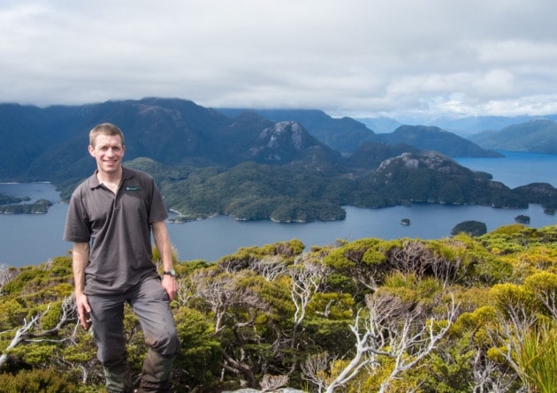 Эндрю Дигби на фоне островов Новой Зеландии