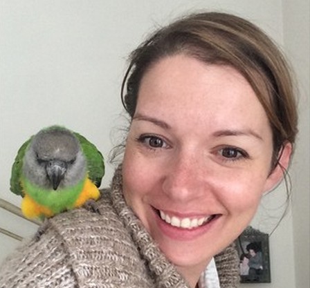 Джоди Мэй с попугаем на плече