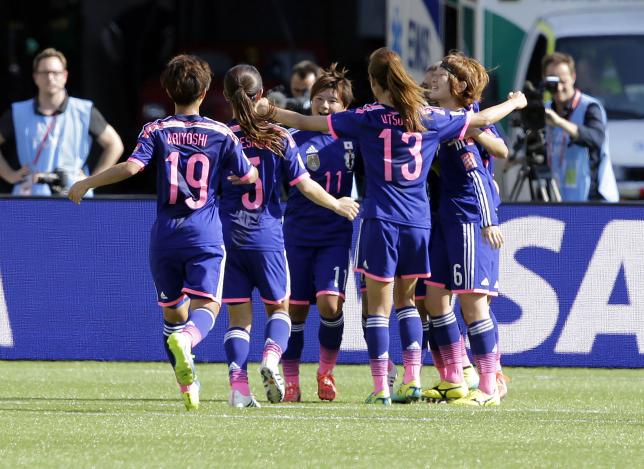 Женская сборная Японии по футболу празднует победный гол против сборной Англии