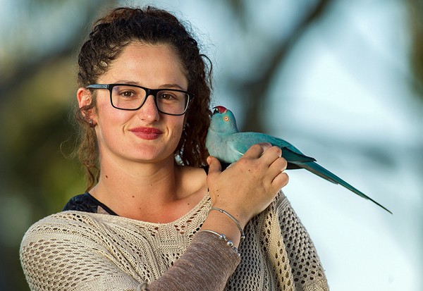Джемма с индийским кольчатым попугаем Роуди на плече