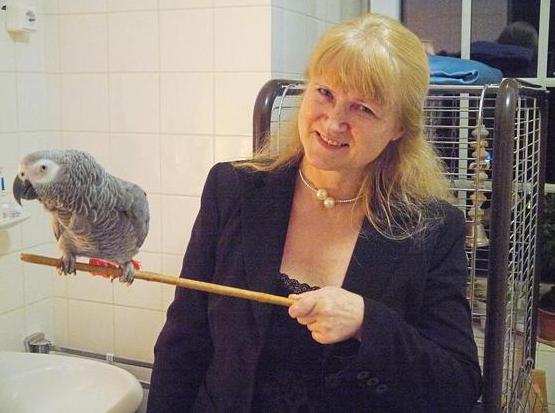 Элеонора Вернер с серым попугаем Феликсом на руке