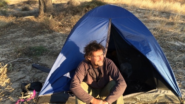 Роб Ньюджент возле палатки перед съемками документального фильма