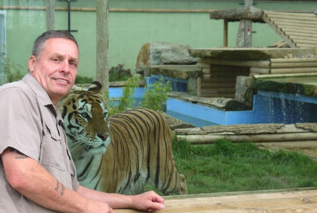 Основатель зоопарка с тигром