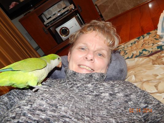 Синди со своим попугаем-монахом на груди