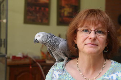 Эллен Элерс с серым попугаем на плече