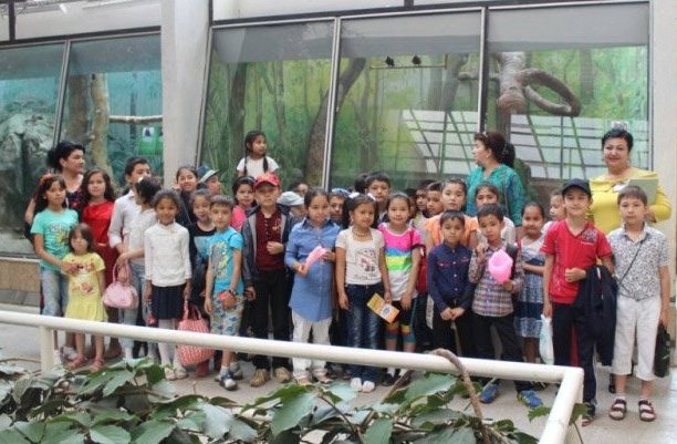Школьники Узбекистана в зоопарке на Дне попугая
