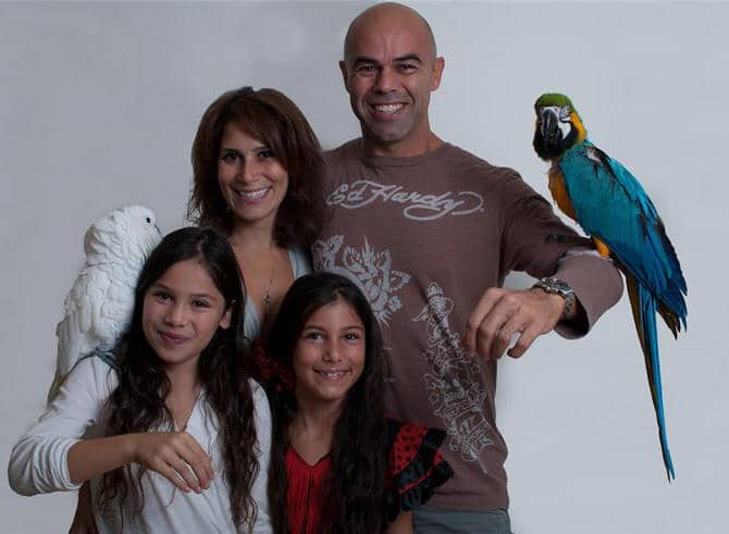 Семейное фото с попугаями в фонде Parrot Partner