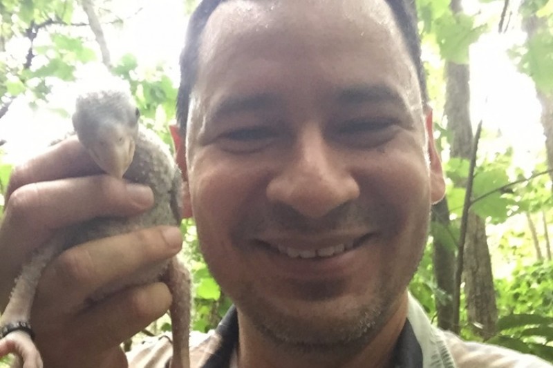 Брайан Рамос-Гивас с птенцом пуэрто-риканского амазона