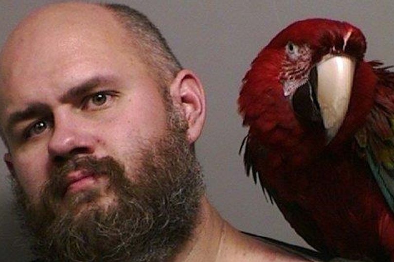 Заключенный Крейг Бакнер со своим попугаем на плече