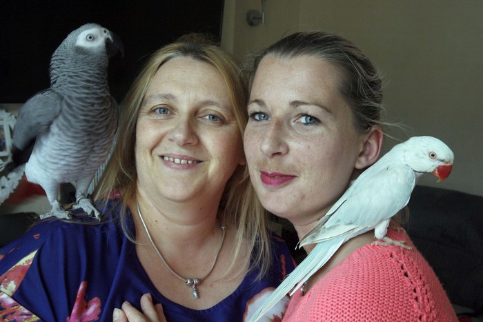 Ники Трепак с помощницей Сарой Лисетт и попугаями в приюте