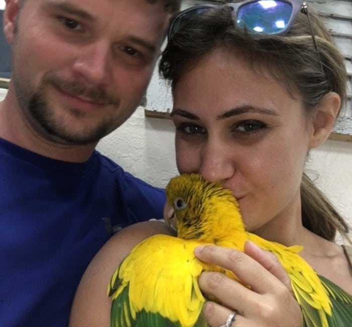 Эрика с мужем и своим попугаем по прозвищу Нудл