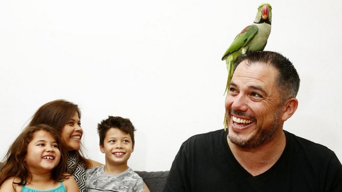 Семья Уильямс и их домашний любимец попугай Чарли
