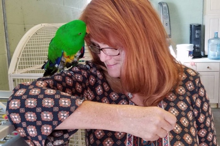 Керилен Лорман с одним из своих подопечных попугаев в собственном приюте