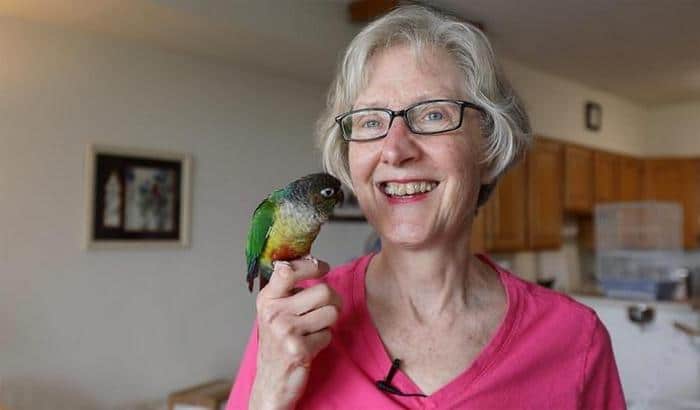 Совместное фото зеленощекого краснохвостого попугая Мисси и американки Синди Дудак