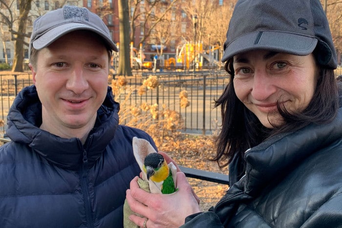 Журналистка с Клинтом и его новым домашним питомцем, черноголовым белобрюхим попугаем