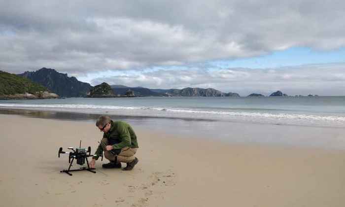 Эндрю Дигби запускает квадрокоптер на новозеландском острове Венуа-Хоу