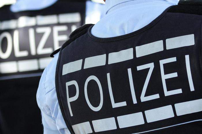 Фото немецкого полицейского со спины