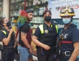 Пожарные и полиция спасли попугая