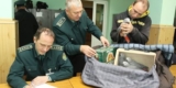 Российские таможенники задержали контрабандиста с попугаями
