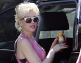 Гвен Стефани (Gwen Stefani) показала всем попугая Додо